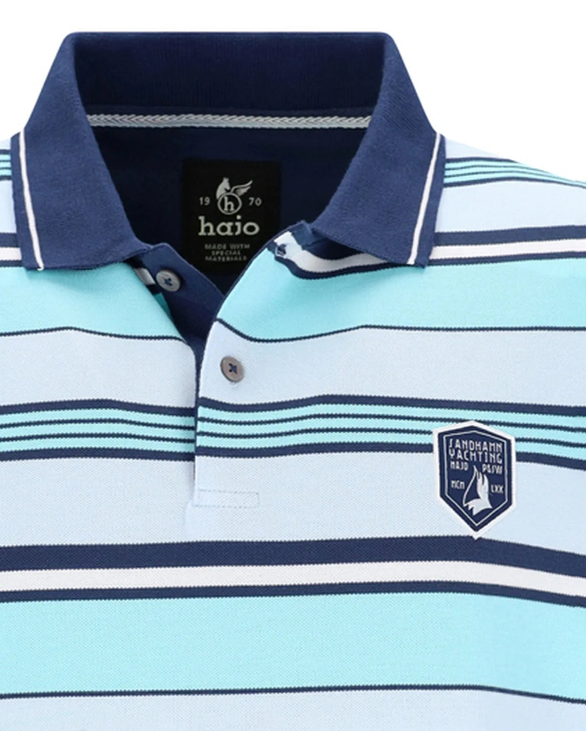 Halo-Poloshirt mit blauen und weißen Streifen, marineblauem Kragen und Knöpfen.