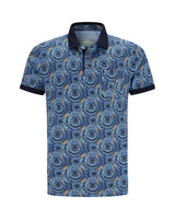 Blaues und weißes geblümtes Polohemd mit schwarzem Besatz, wahrscheinlich aus Baumwolle oder Polyestermischung.