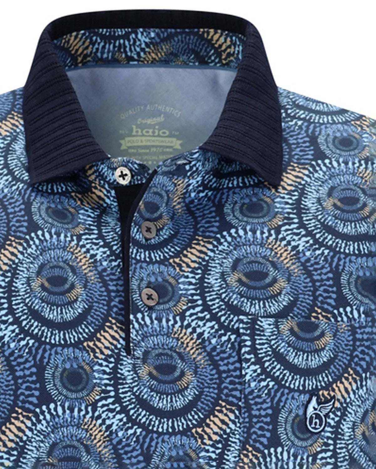 Blaues und gelbes Poloshirt mit abstraktem Muster und marineblauem Kragen, hergestellt von Halo.