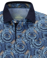 Blaues und gelbes Poloshirt mit abstraktem Muster und marineblauem Kragen, hergestellt von Halo.