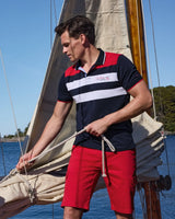 Marineblau und rot gestreiftes Poloshirt mit weißem Besatz, aus Baumwolle.
