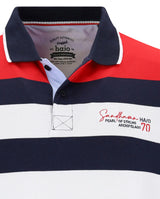 Rot, weiß und blau gestreiftes Poloshirt mit marineblauem Kragen und Manschetten, mit ’sandhamn’-Branding.