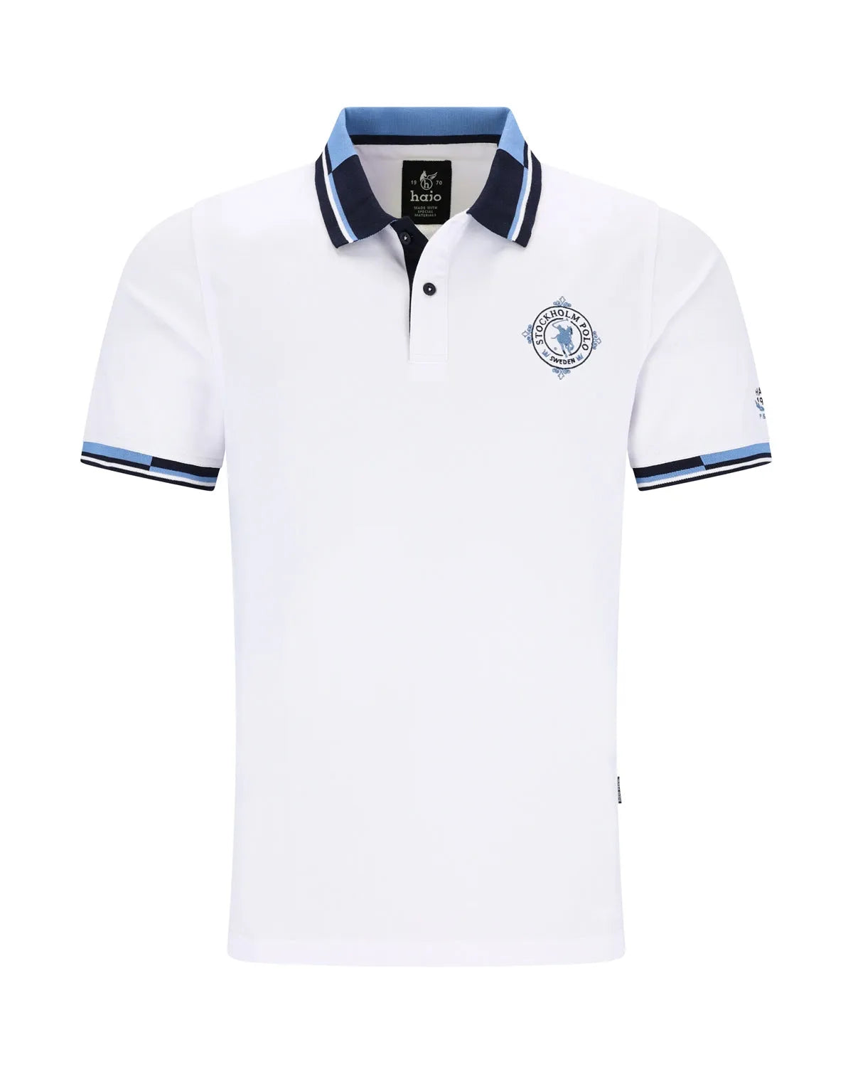 Weißes Poloshirt mit blauem und schwarzem Besatz, Logo auf der Brust.