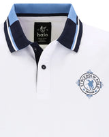 Weißes Poloshirt mit blauen und marineblauen Akzenten und einem Stockholm Polo Schweden-Logo auf der Brust.