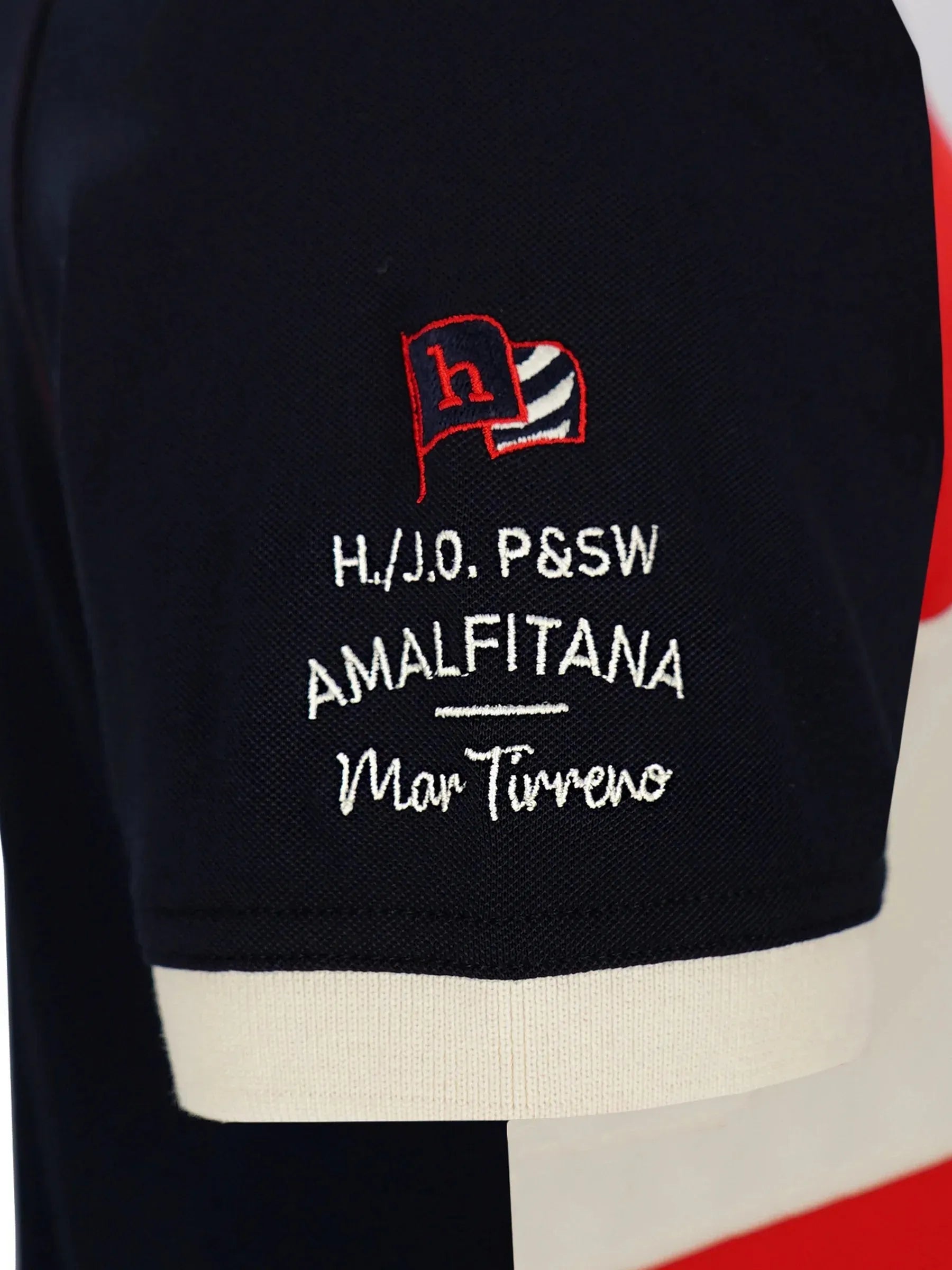 Marineblaues Pikee-Poloshirt mit weißem Ärmel-Logo und roter Flagge über h./j.o
