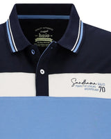 Marineblaues und hellblaues Poloshirt mit weißen Streifen und gesticktem Logo.