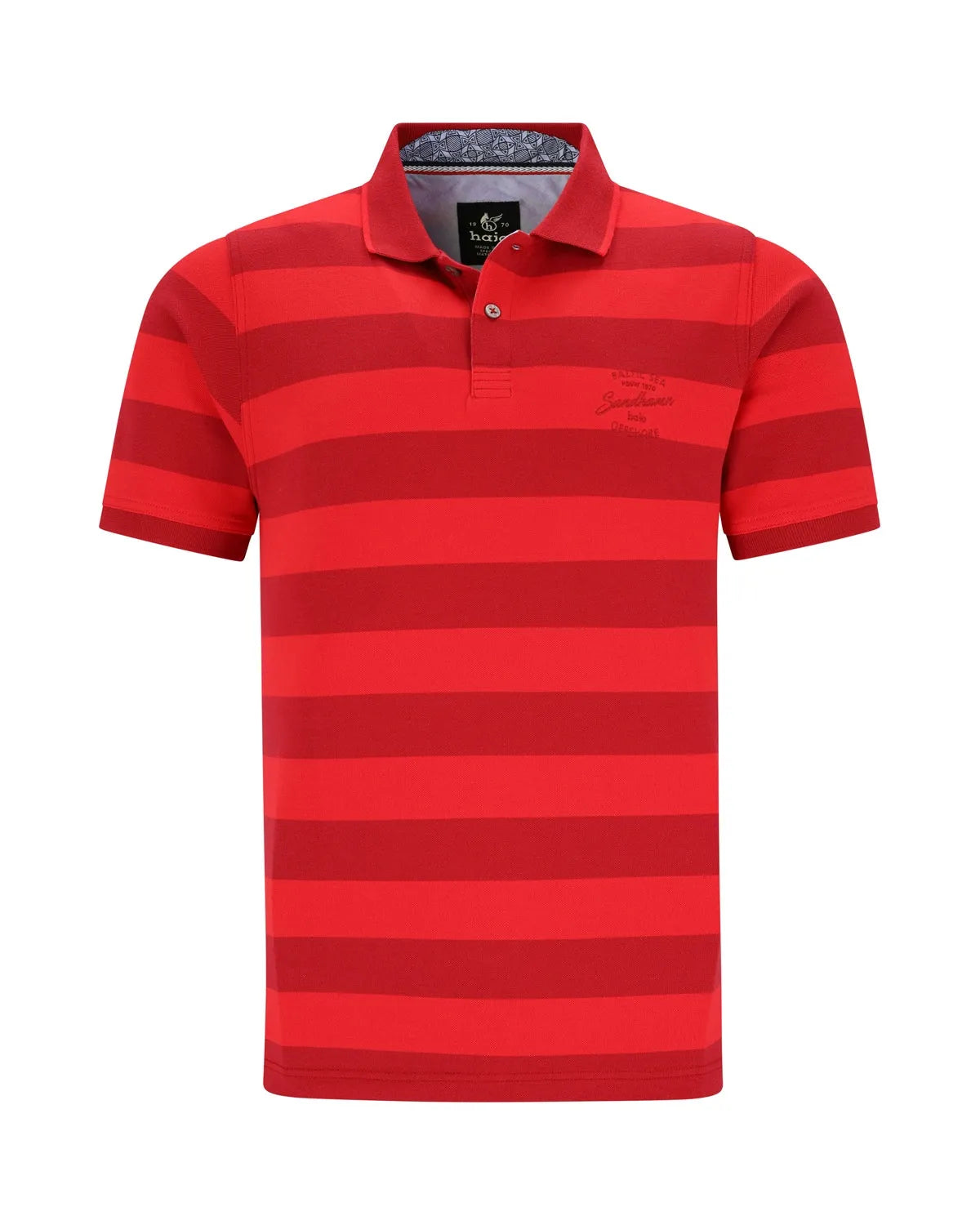 Rot gestreiftes Poloshirt mit grünem Logo und Kragendetails.