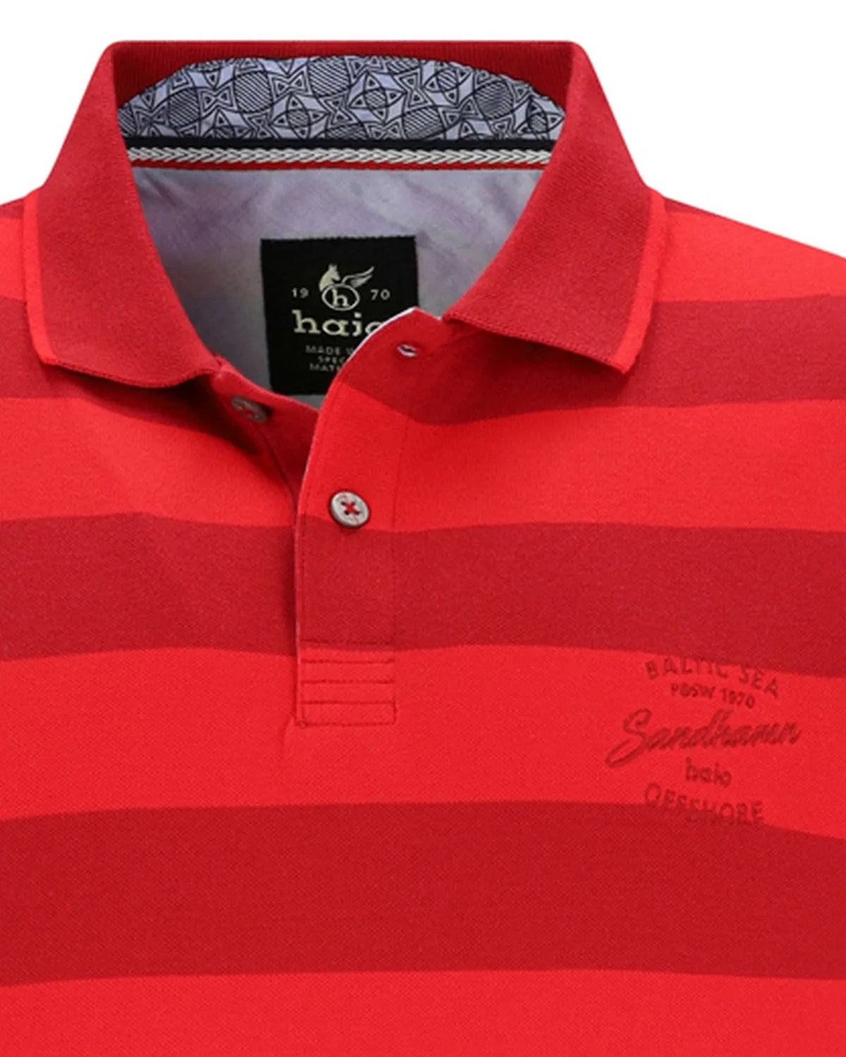 Rot gestreiftes Poloshirt mit weißem Kragen und Manschetten, aus Baumwolle.