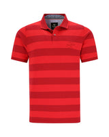 Rot gestreiftes Poloshirt mit grünem Logo und Kragendetails.