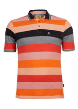 Gestreiftes Herren-Poloshirt von Hugo Boss mit orangen, roten und schwarzen Streifen.