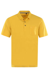 Gelbes Poloshirt mit einer Brusttasche und drei Knöpfen.