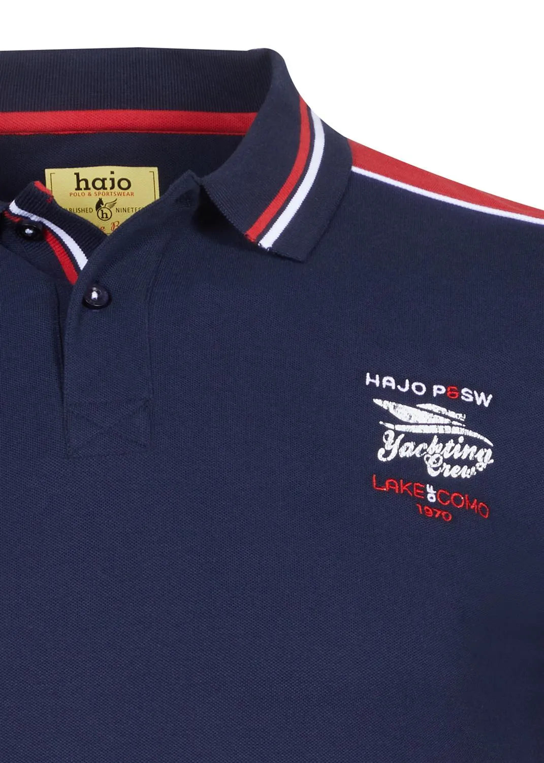 Marineblaues Poloshirt mit rot-weißem Besatz und dem Logo ’Yachting Crew’.