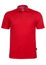 Rotes Poloshirt mit Kragen und kurzen Ärmeln.