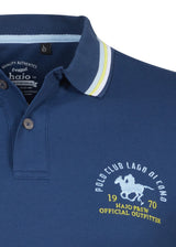Marineblaues Poloshirt mit gelb-weiß gestreiftem Kragen und Pferdelogo.