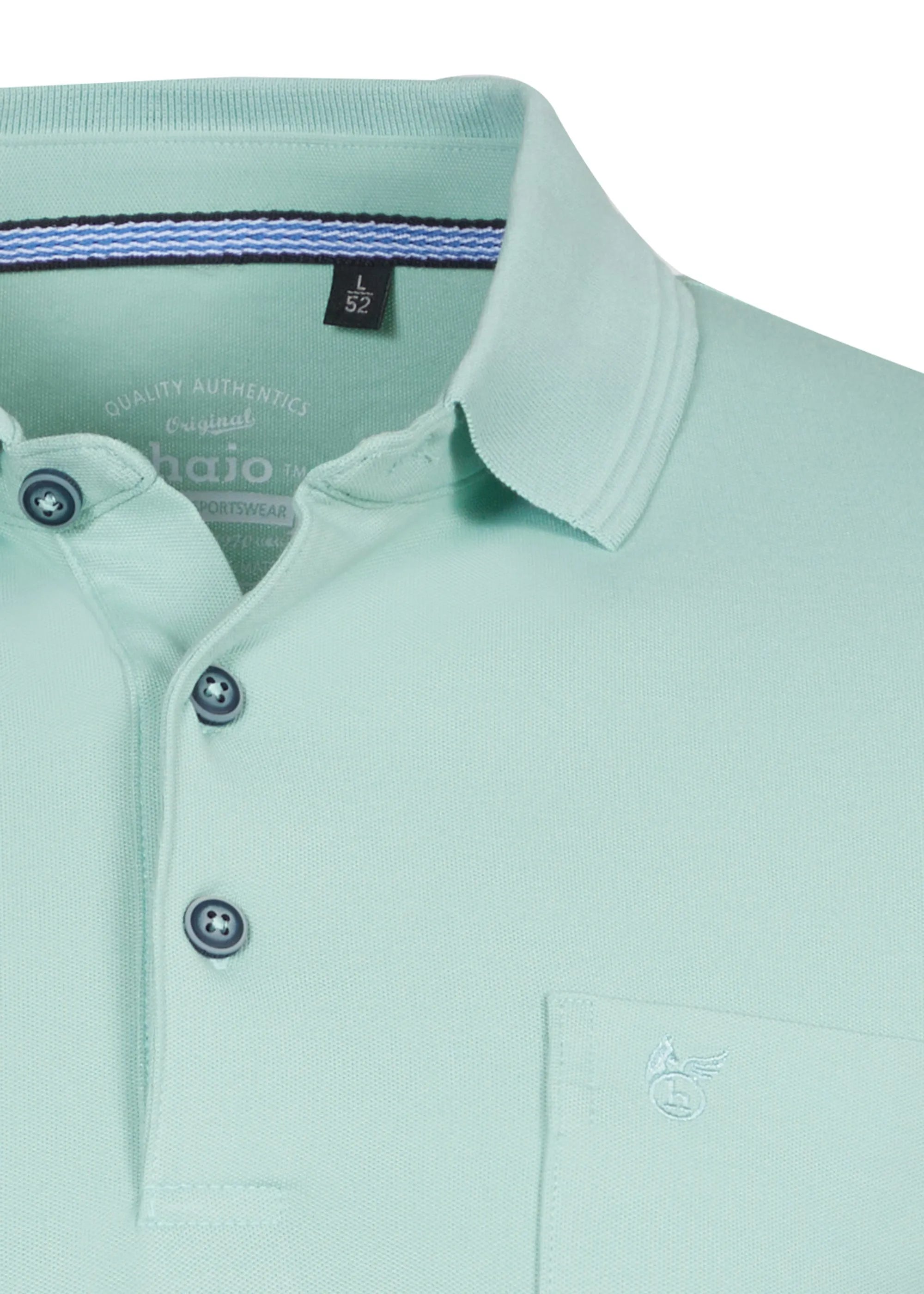 Mintgrünes Poloshirt mit Knöpfen und Kragen.