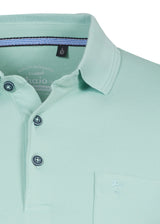 Mintgrünes Poloshirt mit Knöpfen und Kragen.