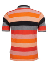 Gestreiftes Poloshirt mit orangefarbenen, roten und grauen Streifen auf weißem Grund.