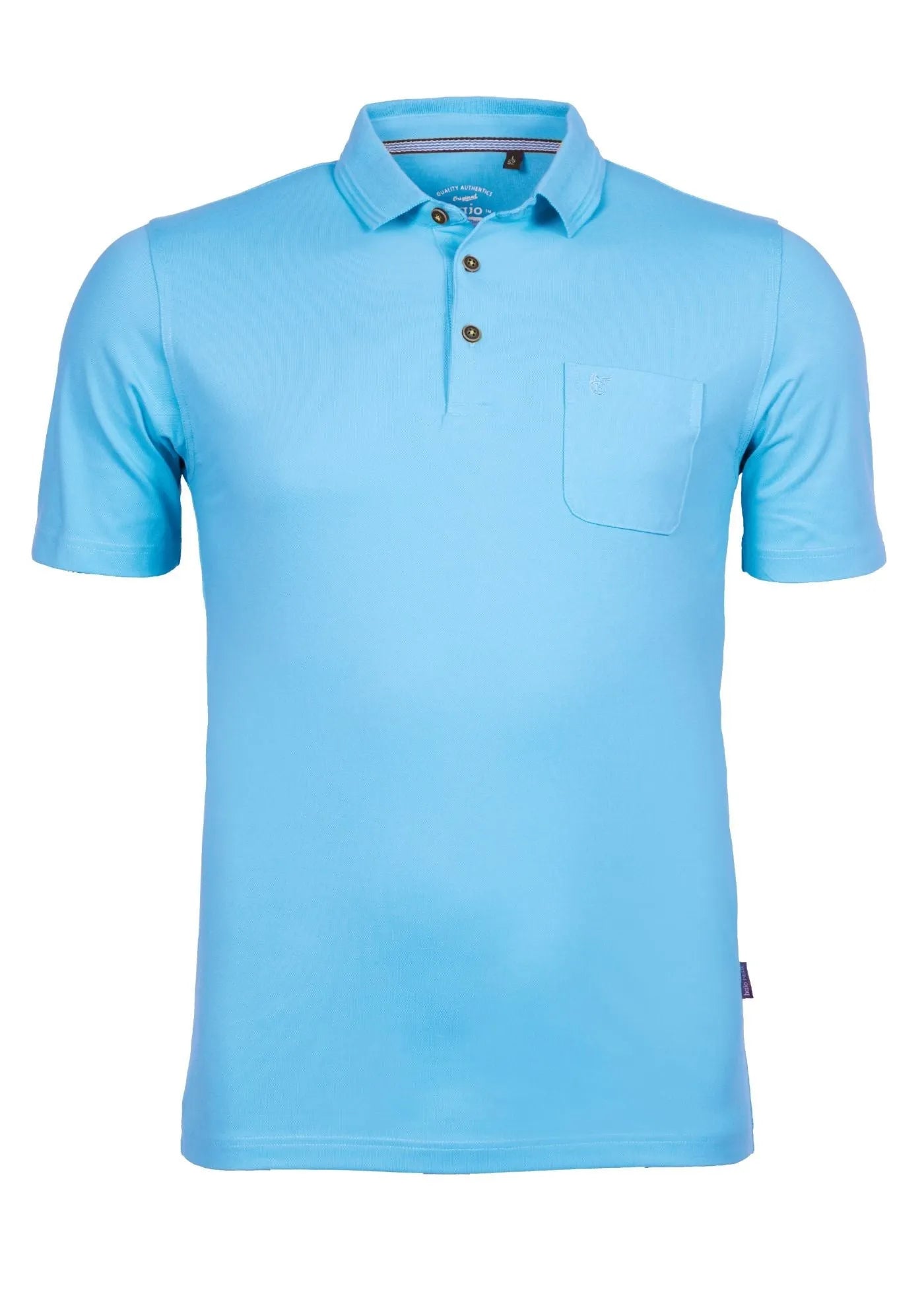 Hellblaues Poloshirt mit einer Brusttasche und Knopfleiste.