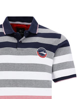 Gestreiftes Poloshirt mit marineblauen, grauen und rosafarbenen Streifen, rotem Kragenfutter und einem kleinen Logo auf der Brust.