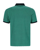 Grünes Poloshirt mit Wellenmuster, schwarzem Besatz und Kragen, wahrscheinlich aus Baumwolle oder Polyestergemisch.