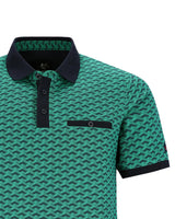 Grünes gewebtes Poloshirt mit schwarzen Akzenten und Tasche.