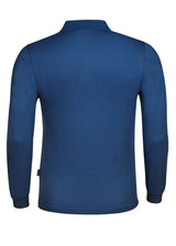 Marineblaues langärmeliges Hemd mit Rollkragenpullover.