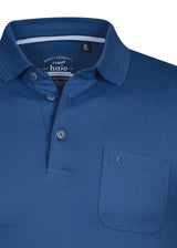 Marineblaues Poloshirt mit einer Brusttasche und Knopfleiste.