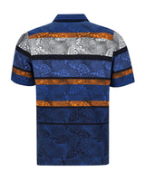 Blaues Kurzarmhemd mit tropischem Druck und orangefarbenen und silbernen Akzenten.