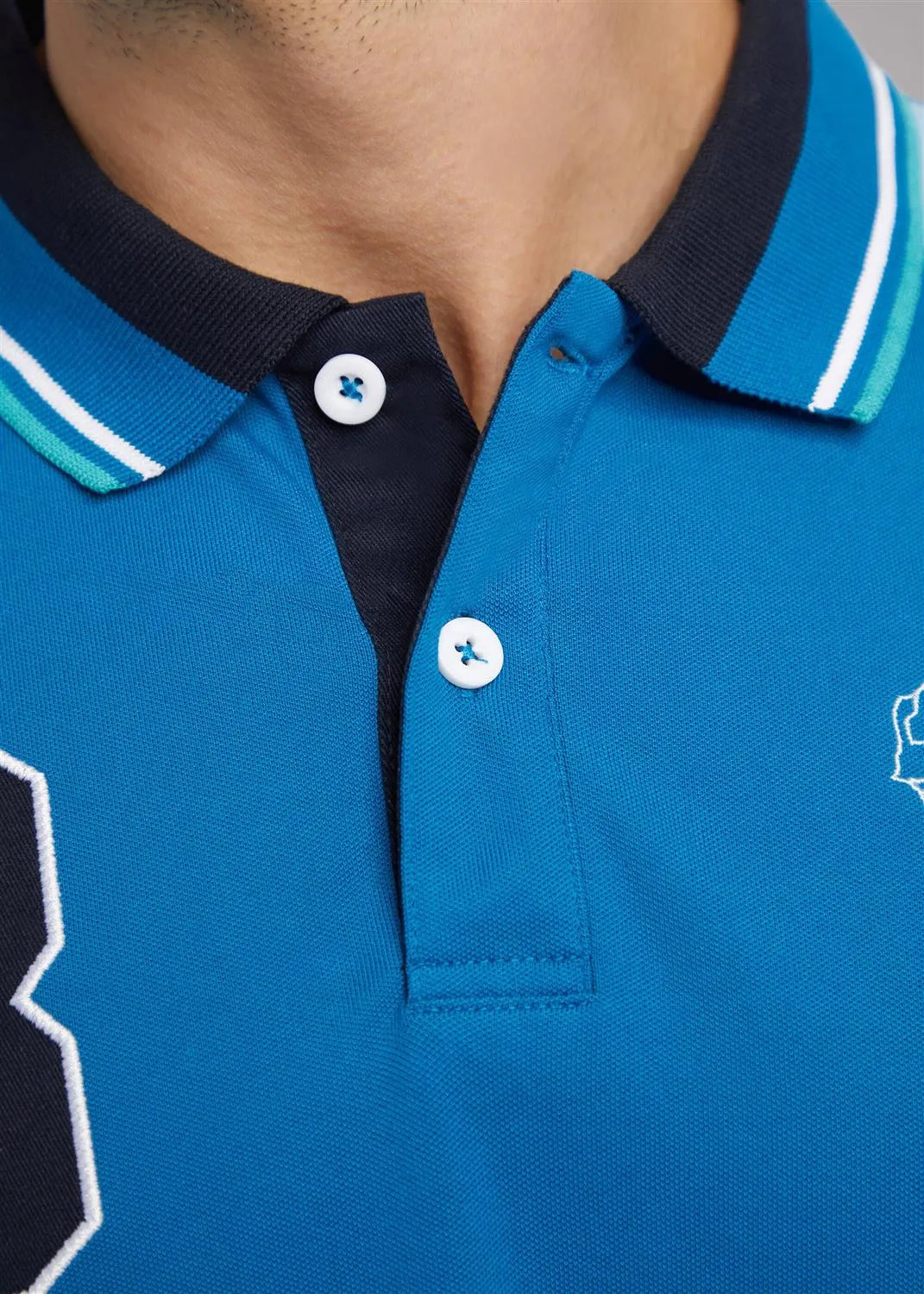 Blaues Poloshirt mit weißem und schwarzem Besatz, Button-down-Kragen, kurze Ärmel.