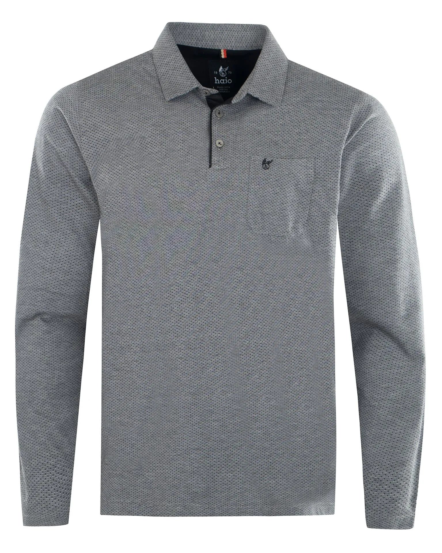 Graues langärmeliges Poloshirt mit kleinem Muster und Logo auf der linken Brust.