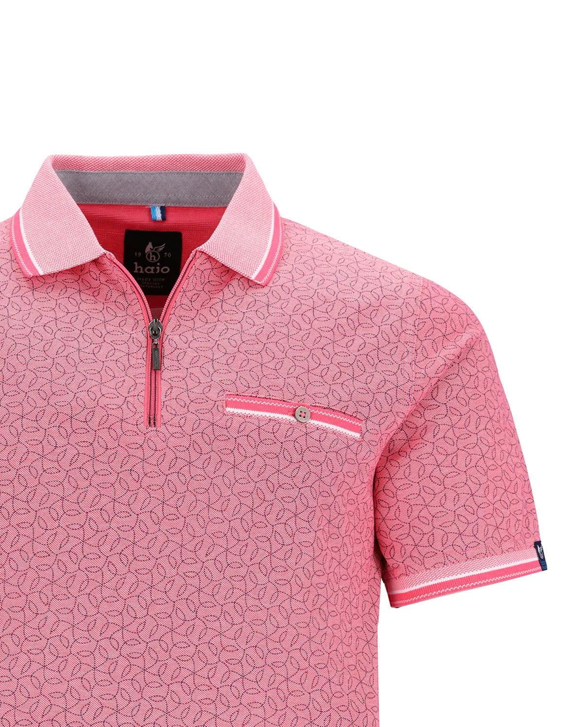 Rosa gemustertes Poloshirt mit Reißverschluss und Tasche, wahrscheinlich aus Baumwolle oder Polyestermischung.