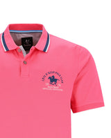Rosa Polohemd mit marineblauem und weißem Besatz, Logo eines Reiters auf der Brust.