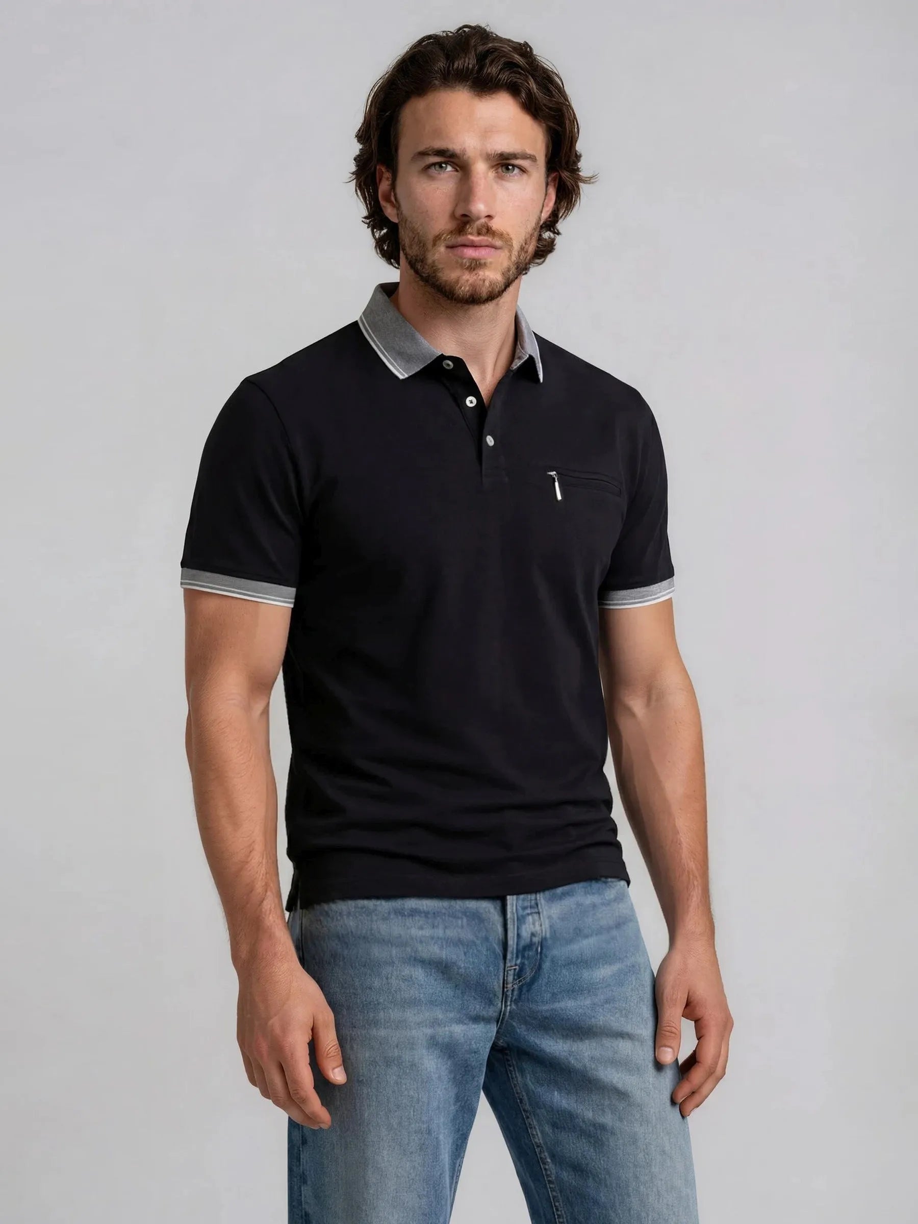 Schwarzes kurzarm-piqué-poloshirt mit grauem kragen und ärmelbündchen und kleinem brusttaschen-detail