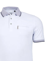 Weißes Poloshirt mit gestreiftem Kragen und Manschettenbesatz.