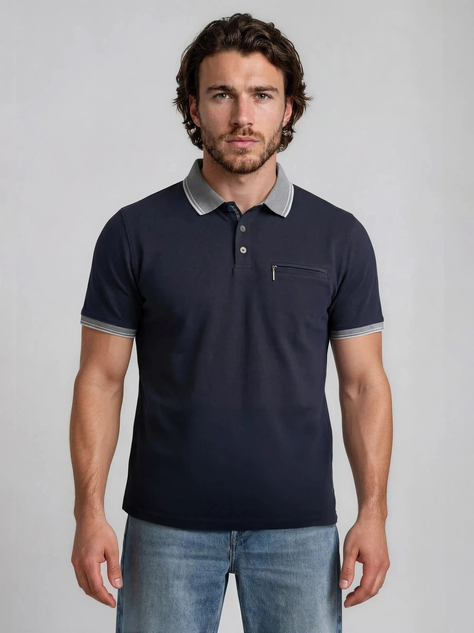 Navyblaues piqué-poloshirt mit kurzem arm und grauen kontrastdetails an kragen undärmeln
