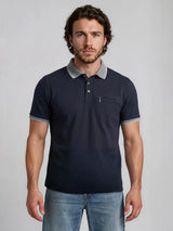Navyblaues piqué-poloshirt mit kurzem arm und grauen kontrastdetails an kragen undärmeln
