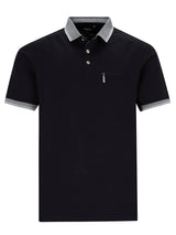 Schwarzes piqué-poloshirt mit kontrastierenden grauen und weißen streifen an kragen, ärmelbündchen und knopfleiste