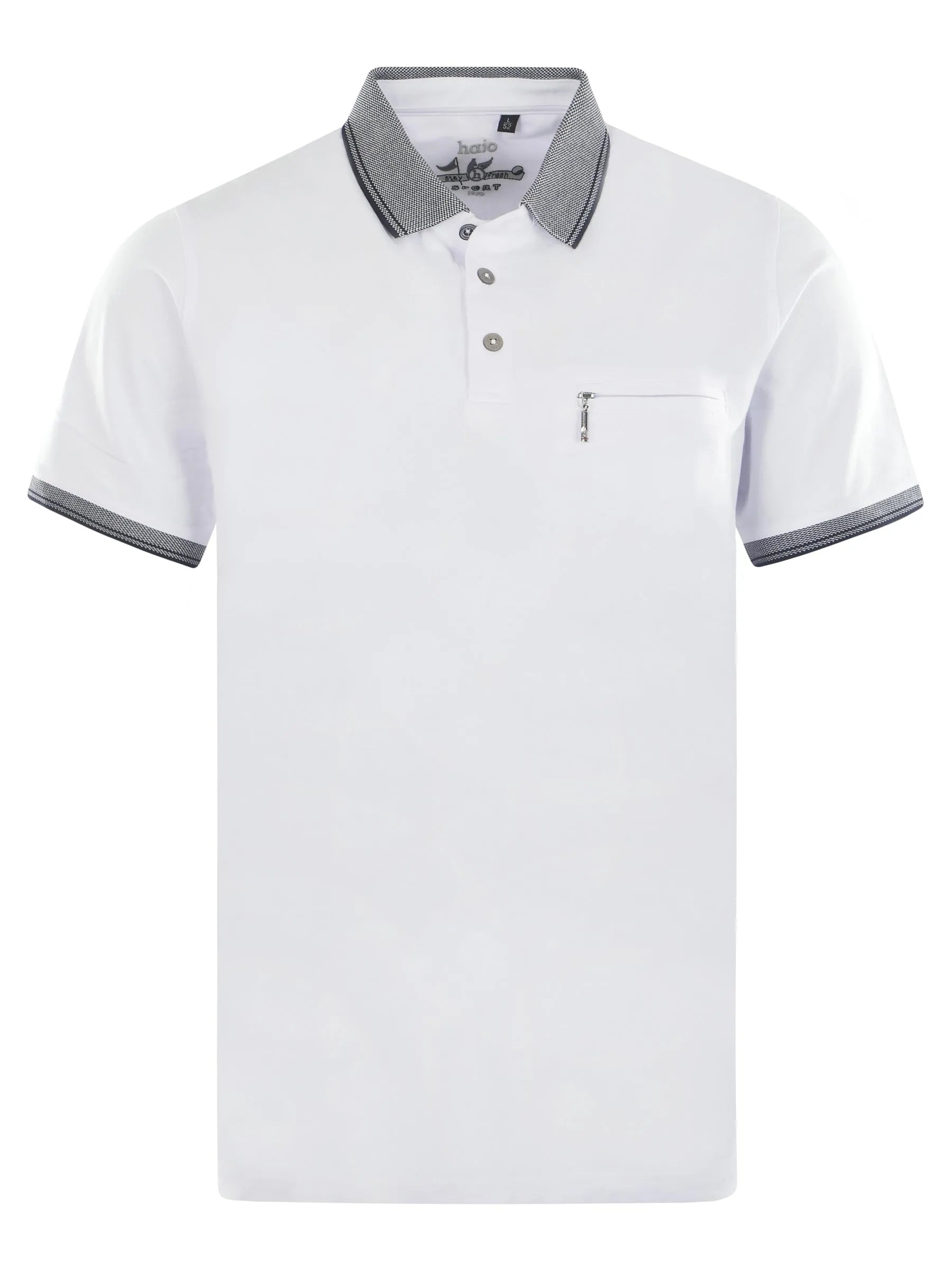 Weißes piqué-poloshirt mit kontrast grauen und weißen streifen an kragen, ärmelbündchen und knopfleiste