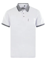 Weißes piqué-poloshirt mit kontrast grauen und weißen streifen an kragen, ärmelbündchen und knopfleiste