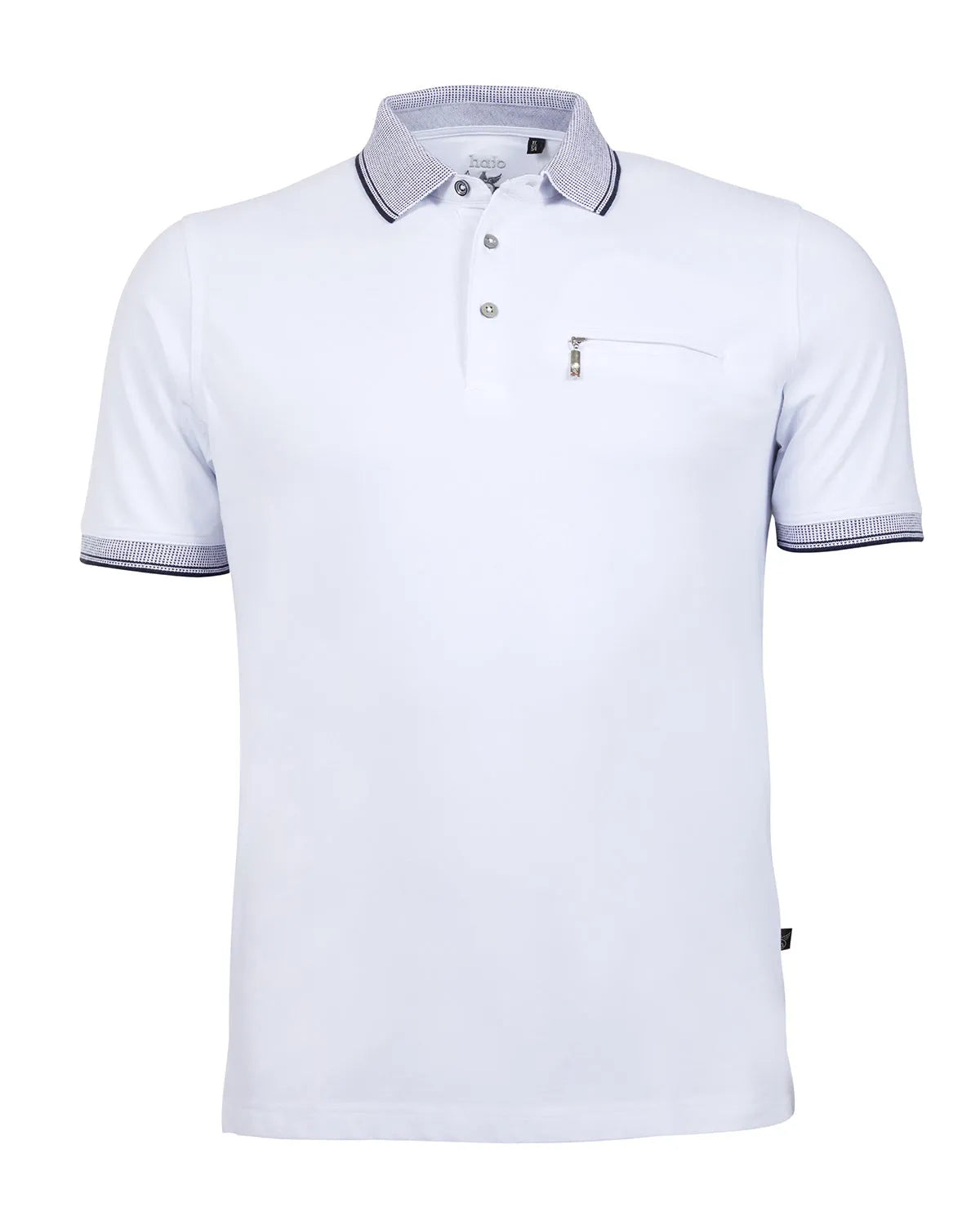 Weißes Poloshirt mit grauem Besatz und einer Brusttasche.