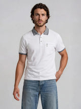 Weißes piqué-poloshirt mit grauem kragen und ärmelbündchen und kontrastdetails