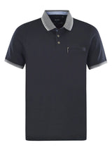 Schwarzes piqué-poloshirt mit kontrastdetails an kragen und ärmelbündchen und brusttasche