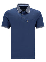 Navyblaues piqué-poloshirt mit kurzärmeln und kontrastierenden weiß-navy karierten details an kragen und manschetten