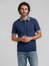 Navyblaues piqué-poloshirt mit kurzem arm, kontrastfarbenem hellgrauem kragen und reißverschlusstasche am brustbereich