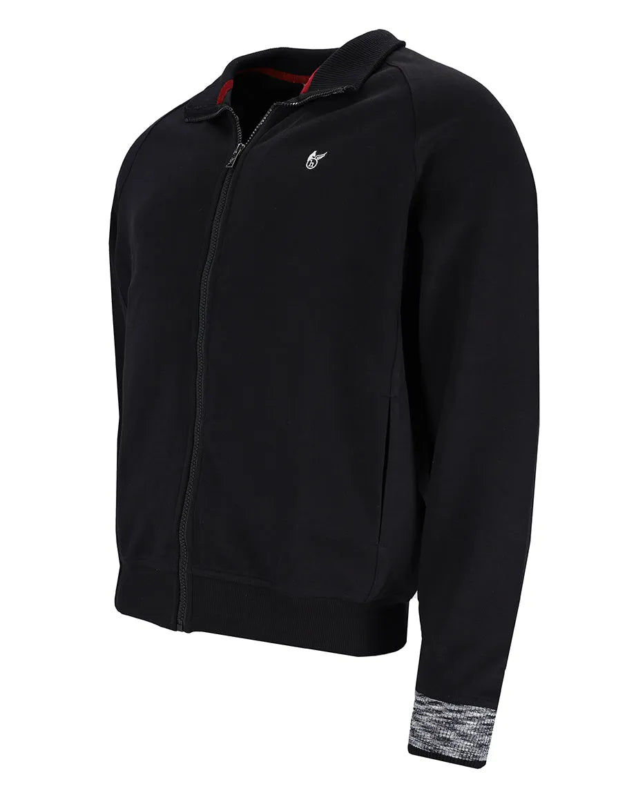 Schwarzer Kapuzenpullover mit Reißverschluss, Kontrastbündchen und -saum, Nike-Logo auf der Brust.