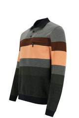 Mehrfarbig gestreiftes Poloshirt mit Reißverschluss und Rippbündchen, wahrscheinlich aus Baumwolle oder Polyestermischung.