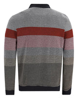 Gestreifter Pullover mit gewelltem Muster und schwarzen Akzenten.