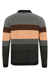 Mehrfarbig gestreifter Pullover mit strukturiertem Strickmuster und schwarzem Kragen.