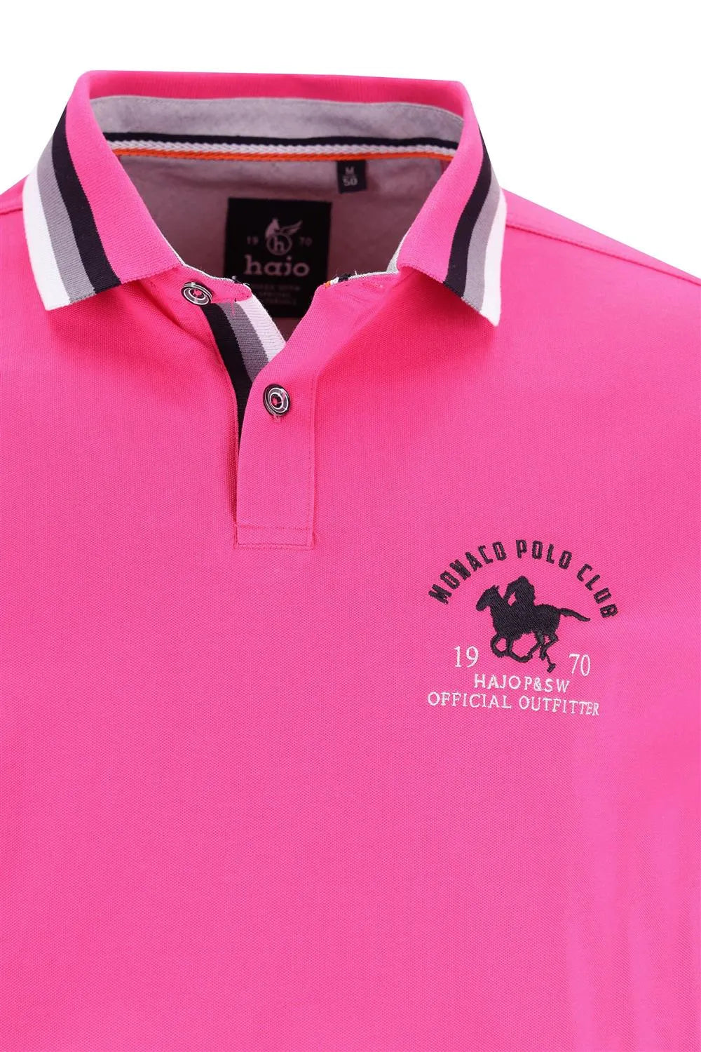 Rosa Polohemd mit schwarz-weiß gestreiftem Kragen und ’mumbai polo club’ Logo.