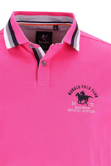 Rosa Polohemd mit schwarz-weiß gestreiftem Kragen und ’mumbai polo club’ Logo.